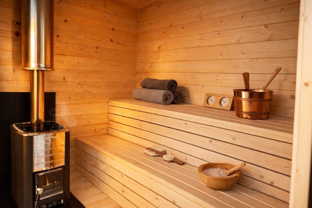 Der Innenraum der Gartensauna „Pure“ ist mit Fichtenholz verkleidet