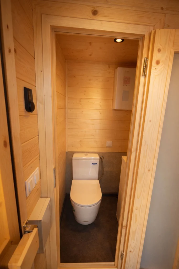 Toilette in der Gartensauna „Prestige“ von Tiny House Design