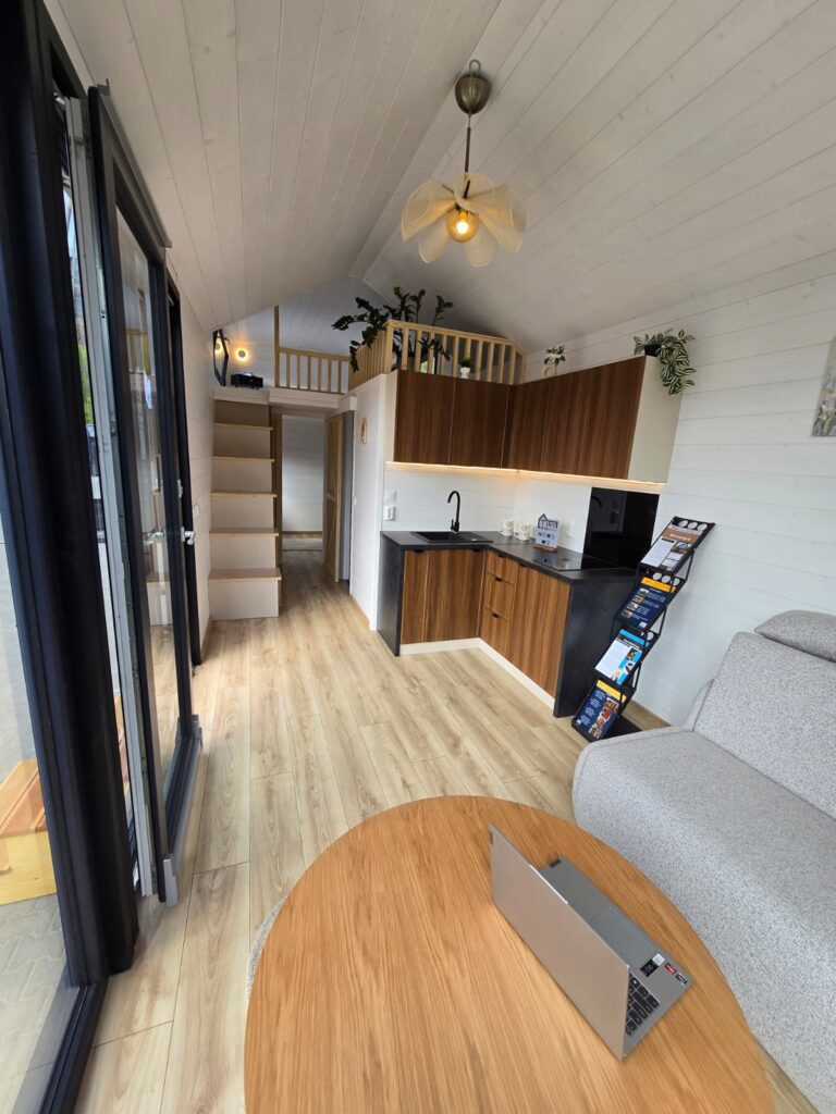 Das Wohnzimmer im Mobile Haus „Mia“ von Tiny House Design