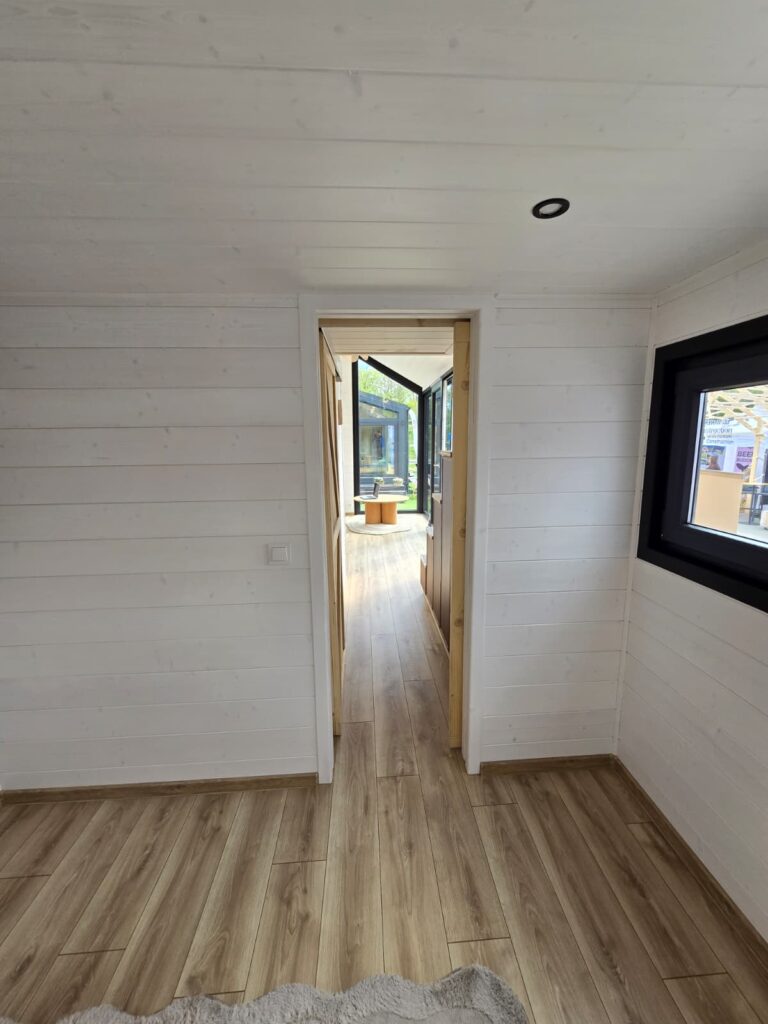 Zimmer im mobile Haus „Mia“, Version B, von Tiny House Design