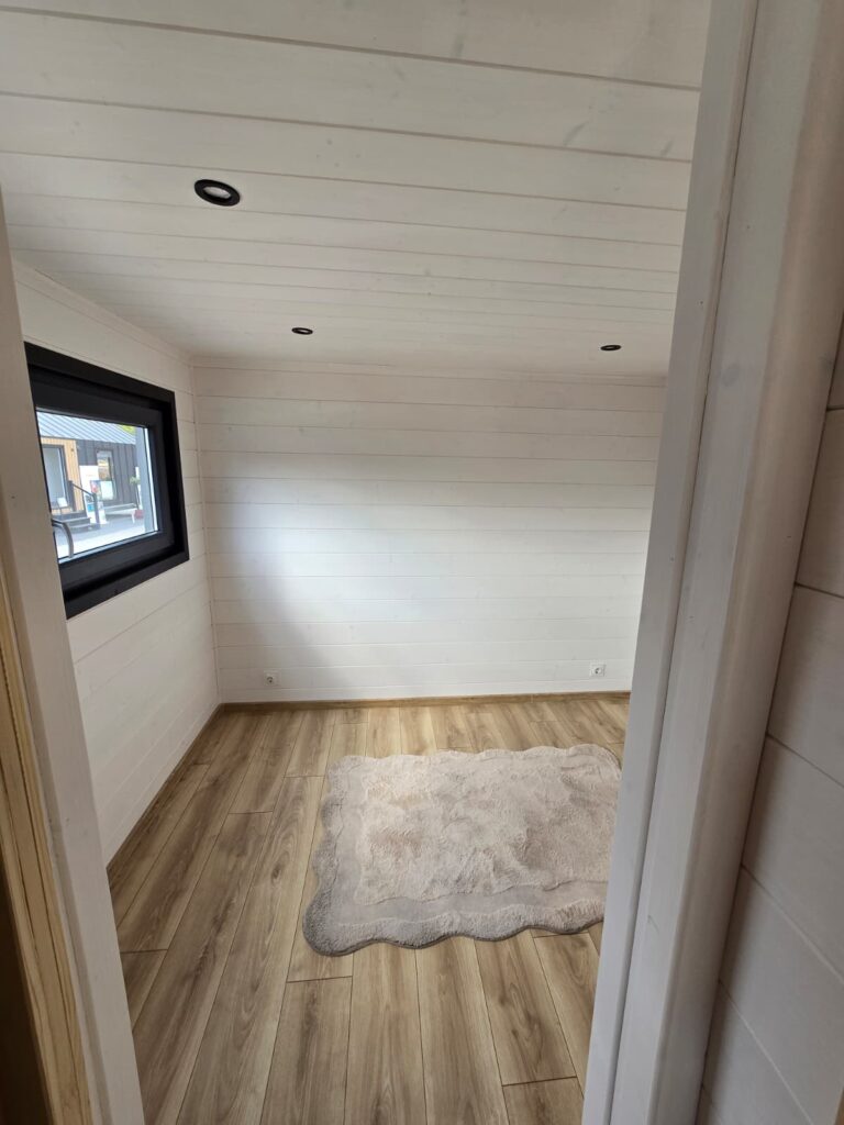 Separates Schlafzimmer mit Fenster im Mobilen Haus „Mia“, Version B