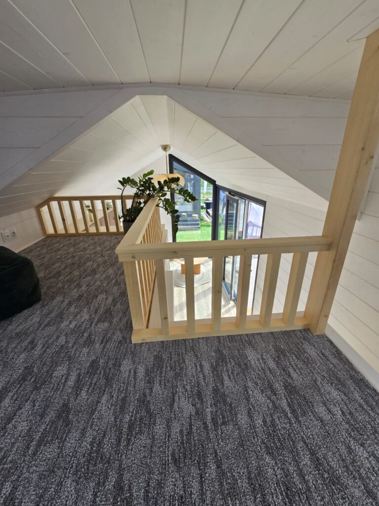 Großer Hochsitz im Mobilen Haus „Mia“, Version B, mit Holzgeländer