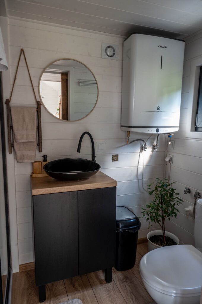 Das Badezimmer im Tiny House mit Eckfenster