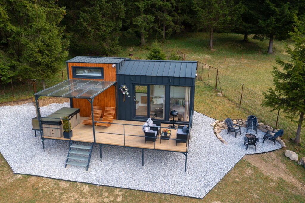 Tiny House mit Eckfenster und Terrasse