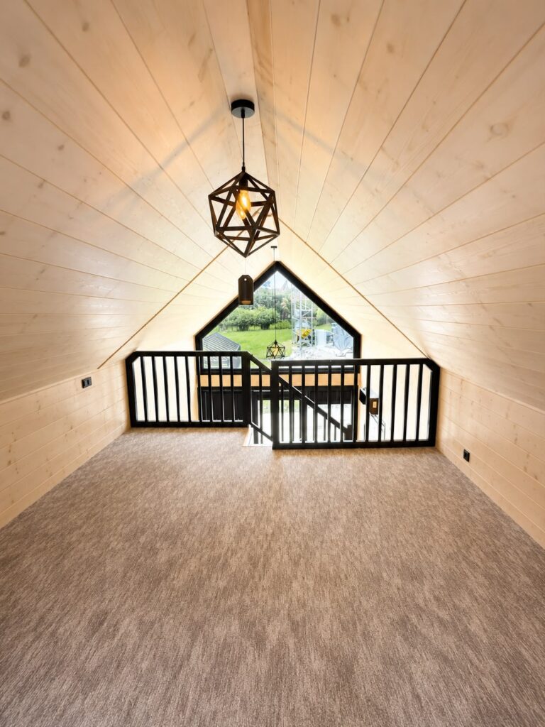 Mezzanine mit Naturholzverkleidung im Modulhaus „Modular 2“