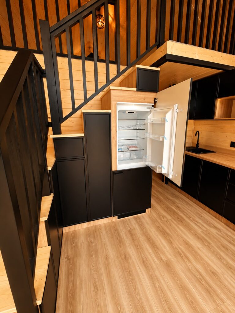 Einbaukühlschrank in den Schränken unter der Treppe zum Zwischengeschoss im Modulhaus „Modular 2“