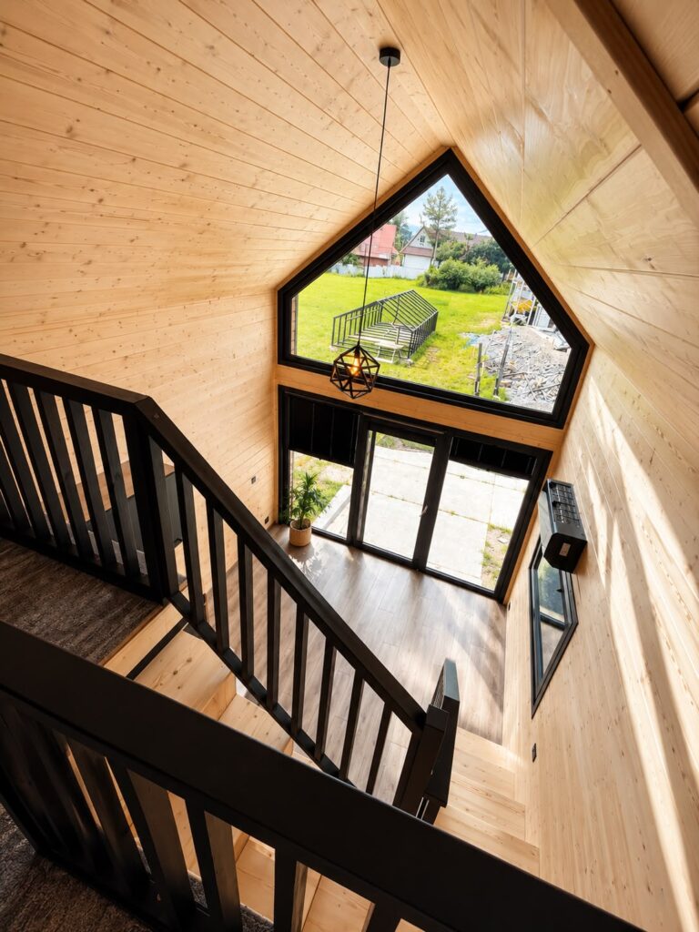 Blick von der Galerie auf den Wohnbereich im Modulhaus „Modular 2“