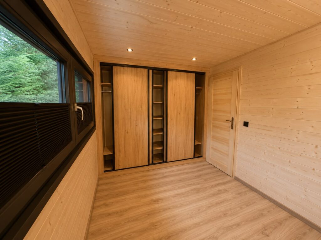 Schlafzimmer mit Kleiderschrank im Modulhaus „Modular 2“