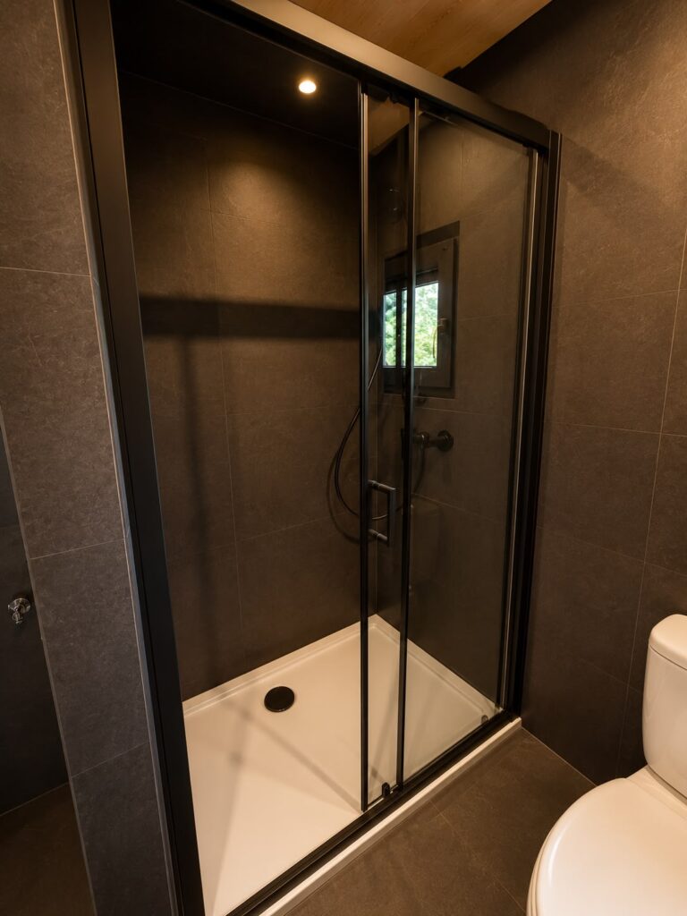 Große Dusche im Badezimmer des Modulhauses „Modular 2“