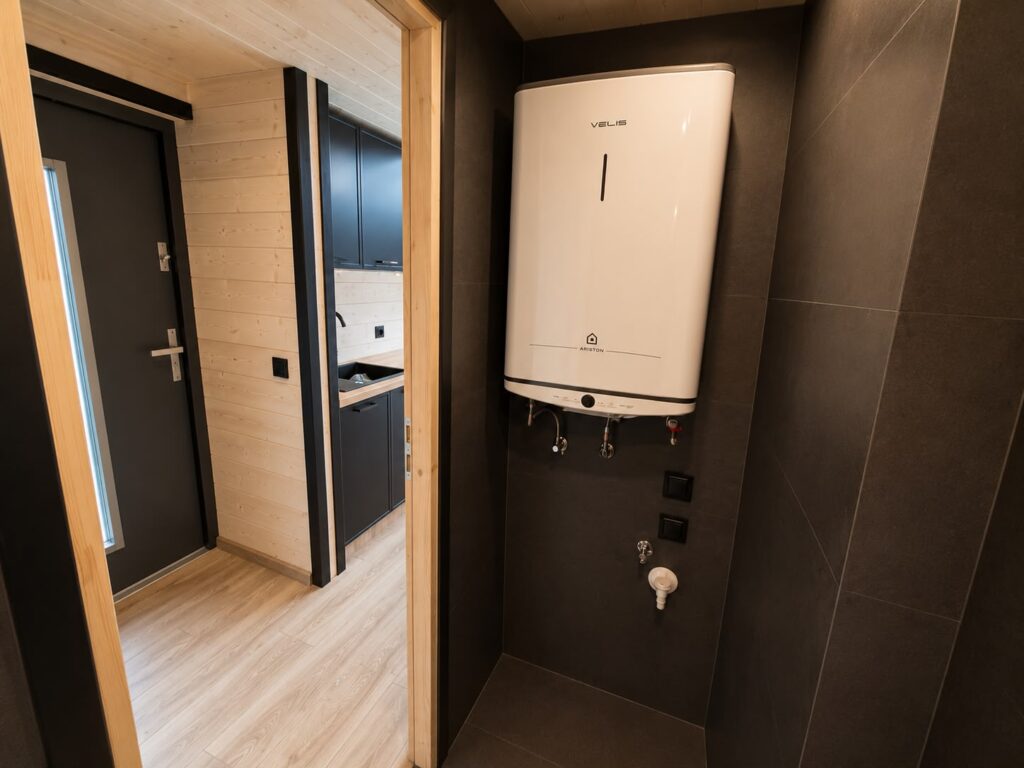 Warmwasserboiler im Badezimmer des Modulhauses „Modular 2“