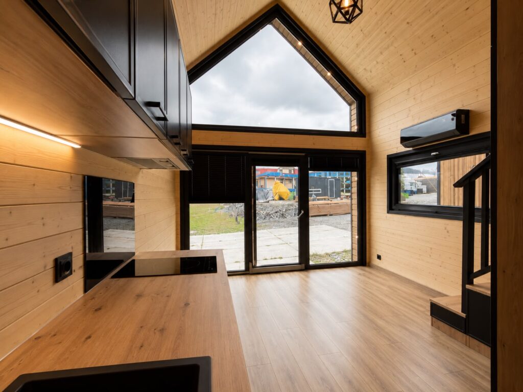 Innenraum des Modulhauses 2 – Blick auf den Wohnbereich im Modulhaus Modular 5
