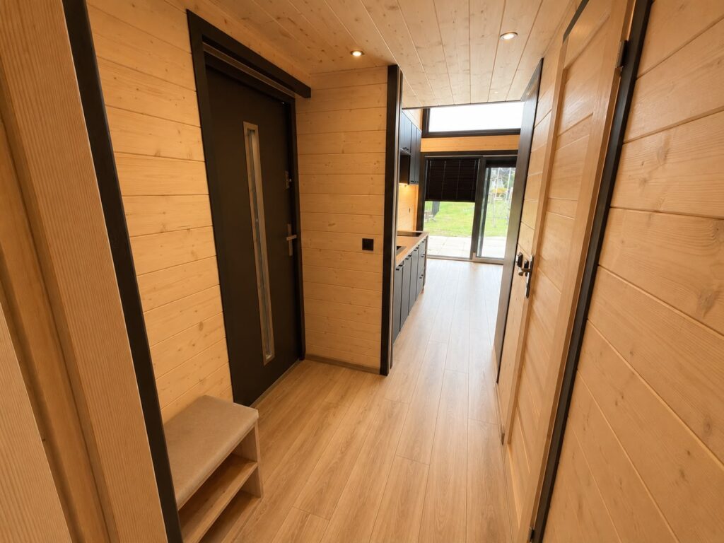 Flur zum Badezimmer und zum Schlafzimmer im Modulhaus „Modular 2“