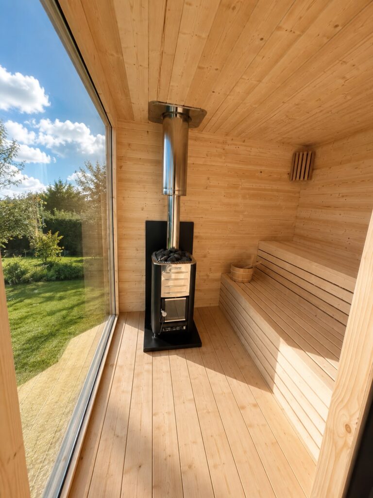 Der Innenraum der Cozy-Gartensauna mit Holzofen