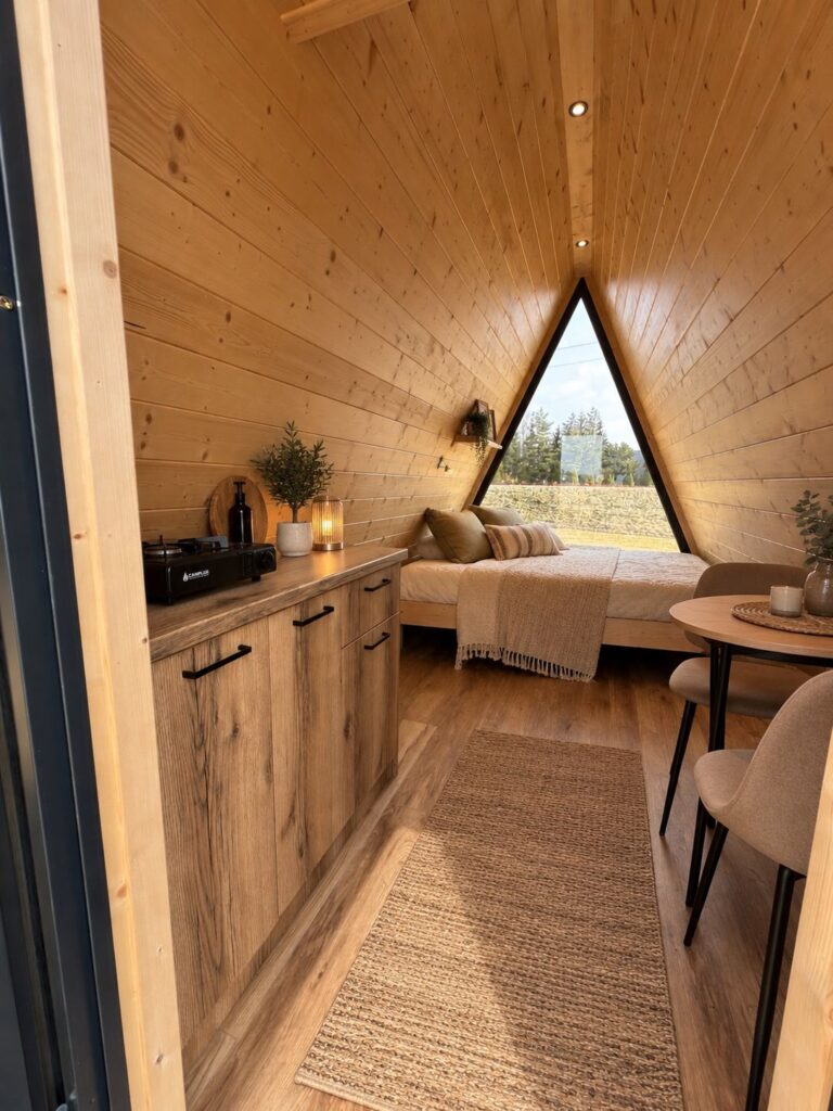 Der Innenraum des Mini-Brda-Häuschens von Tiny House Design