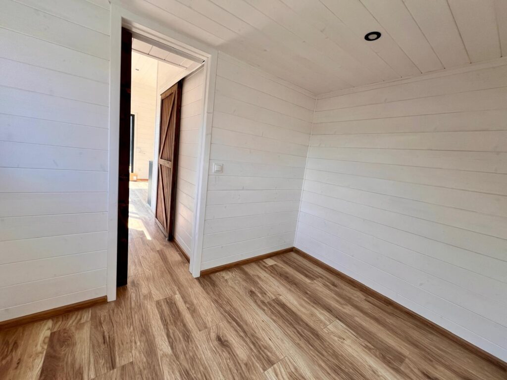 Zimmer im Mobiles Haus Tomek mit den Maßen 300cm × 800cm – Variante B