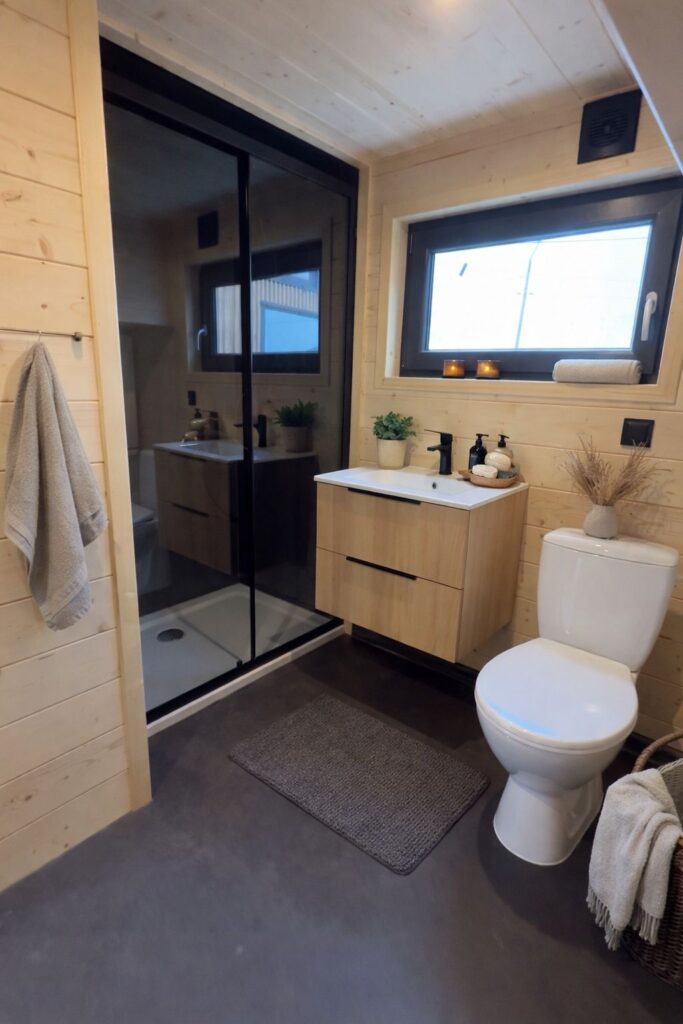 Das Badezimmer im Mobilheim „Oleńka“ in der Variante B von Tina House Design