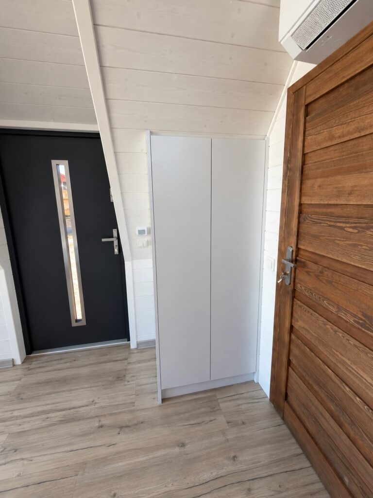Innenraum des Midi-Ferienhauses „Brda“ – Eingangstür
