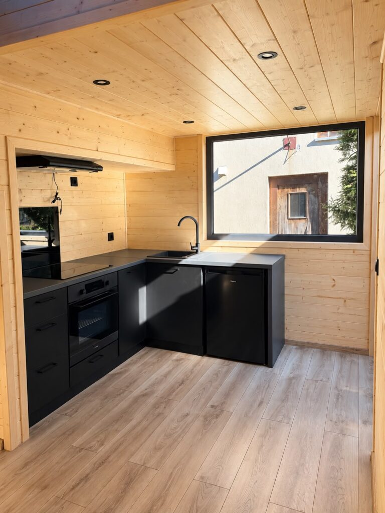 Das Innere des Ferienhauses „Oleńka“. Links die Küchenzeile und rechts das Fenster über der Arbeitsplatte