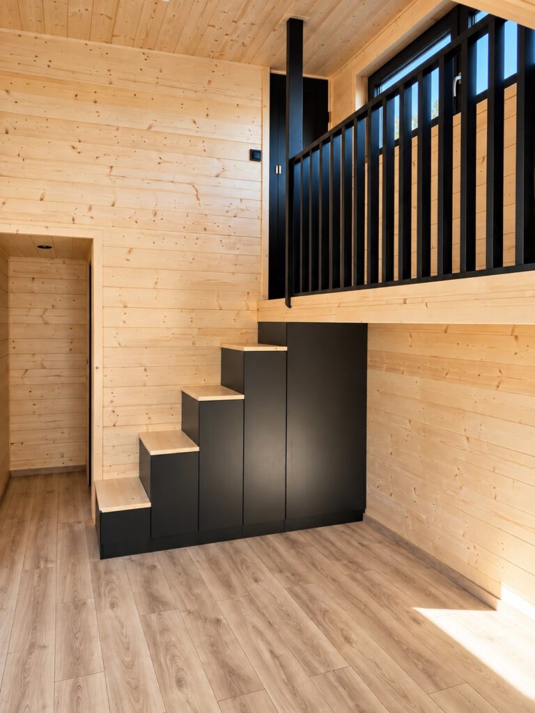 Treppe mit Stauräumen zum Zwischengeschoss im Mobiles Haus „Oleńka“, Variante B