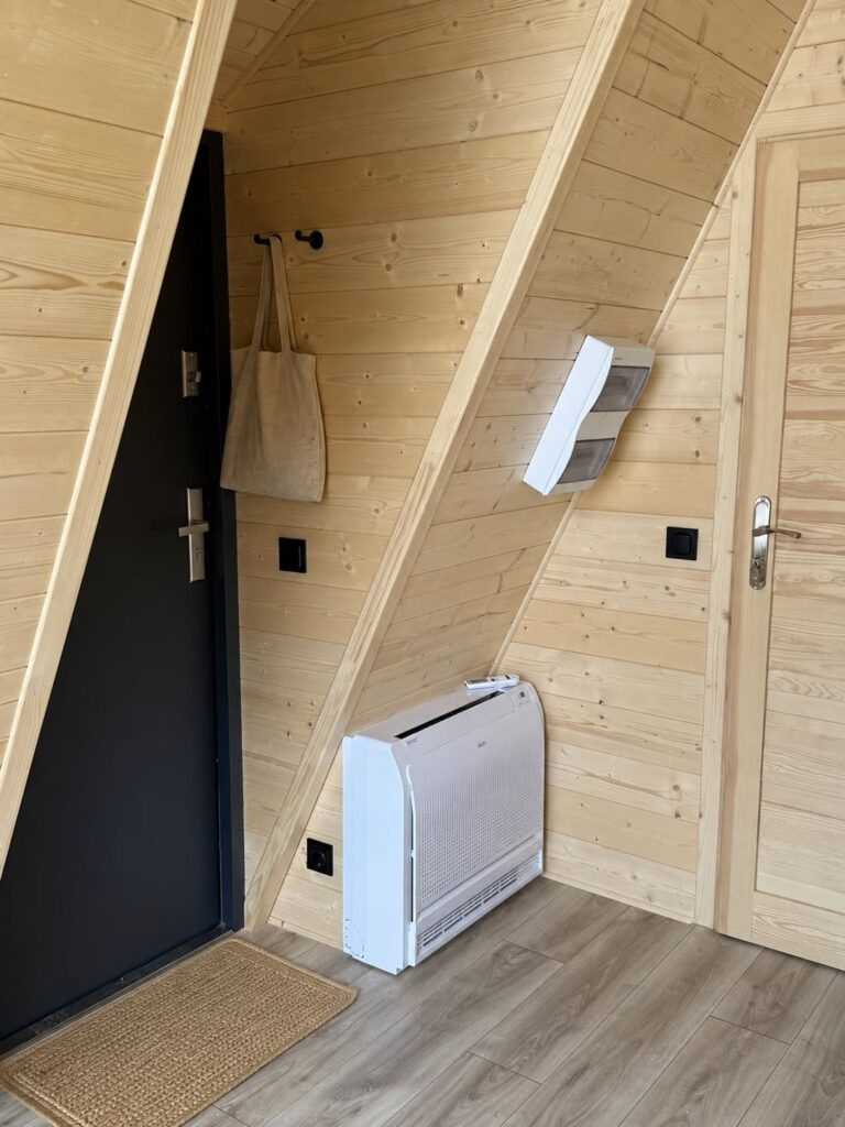 Windfang mit Eingangstür im Ferienhaus „Midi Brda 2“