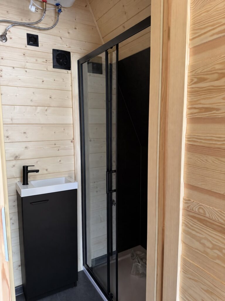 Das Badezimmer im Ferienhaus „Midi Brda 2“